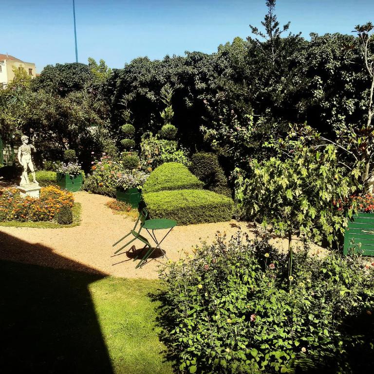 Propriété Charbaymond - Chambre Double - Vue sur Jardin - 4
