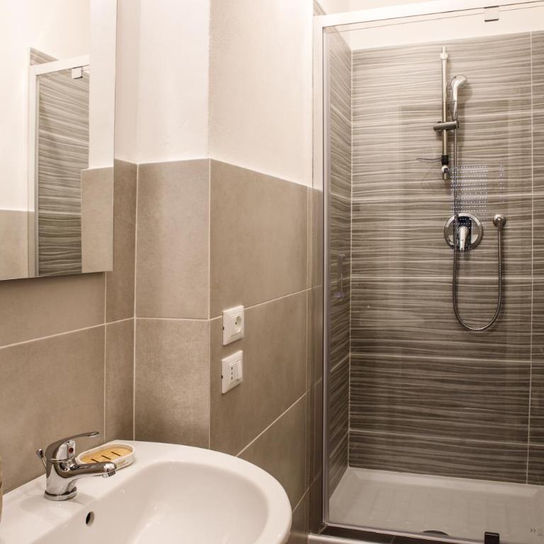 Etruria Airport - Camera Matrimoniale con Bagno Privato - 5
