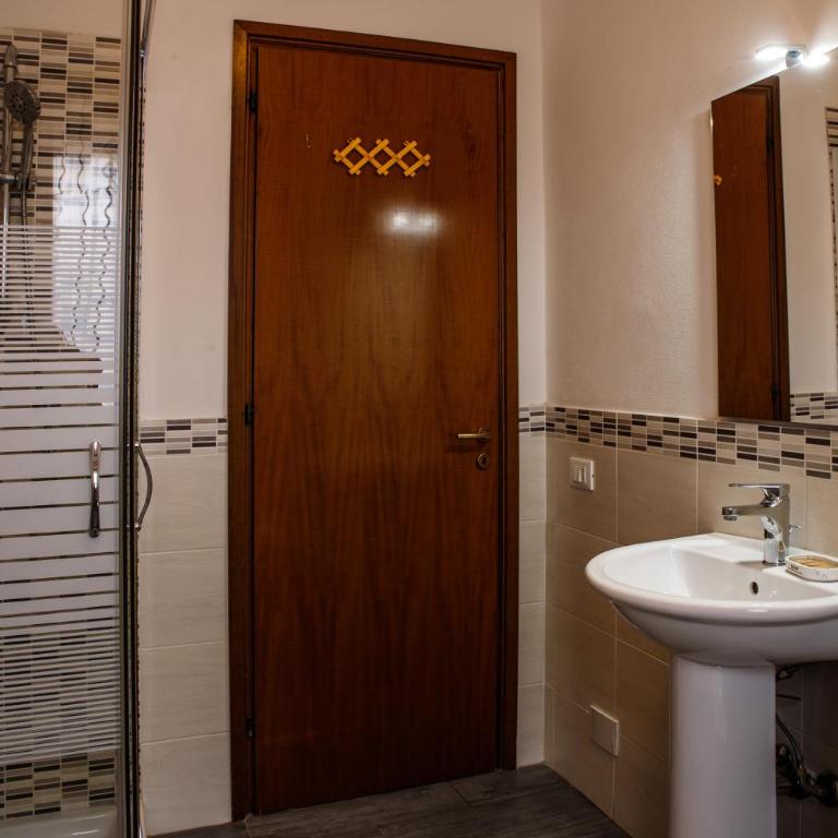 Etruria Airport - Camera Matrimoniale con Bagno Privato - 6