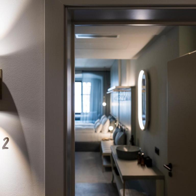 Altstadthotel Weisses Kreuz - Medium Doppelzimmer mit Blick auf das Goldene Dachl - 8