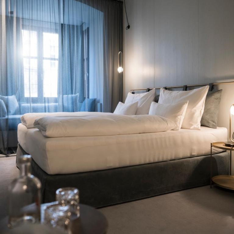 Altstadthotel Weisses Kreuz - Medium Doppelzimmer mit Blick auf das Goldene Dachl - 1