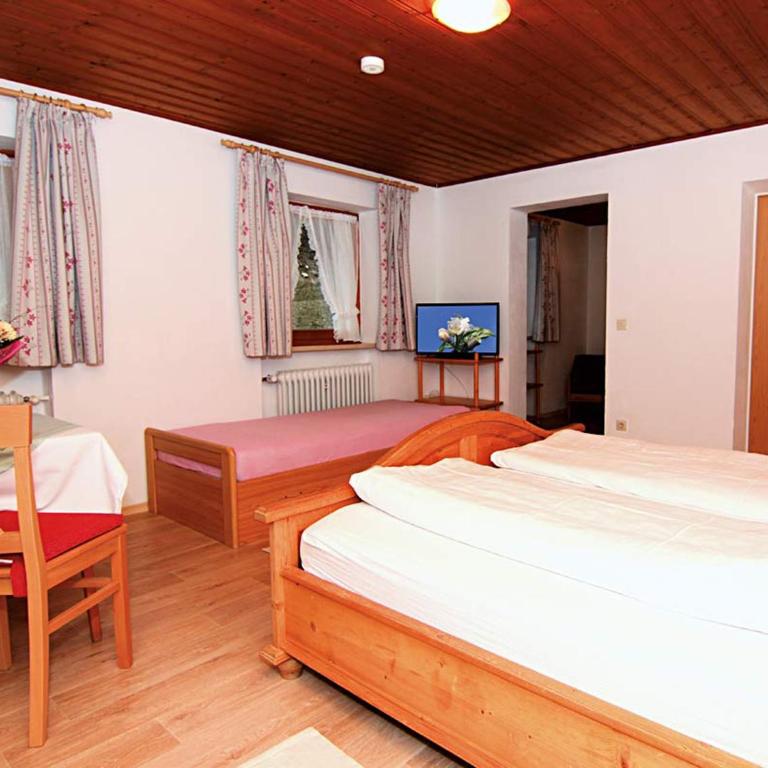 Sportpension Färbinger - Dreibettzimmer mit Balkon - 1