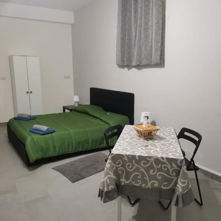 BED&FLY NEAR AIRPORT CATANIA FONTANAROSSA BAGNO PRIVATO In CAMERA - Quadruple Room with Private Bathroom - 22