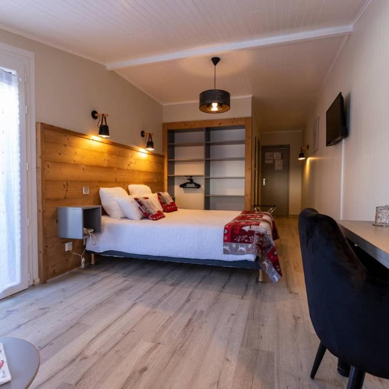 Logis Le Vernay - Chambre Double Supérieure avec Terrasse - 7