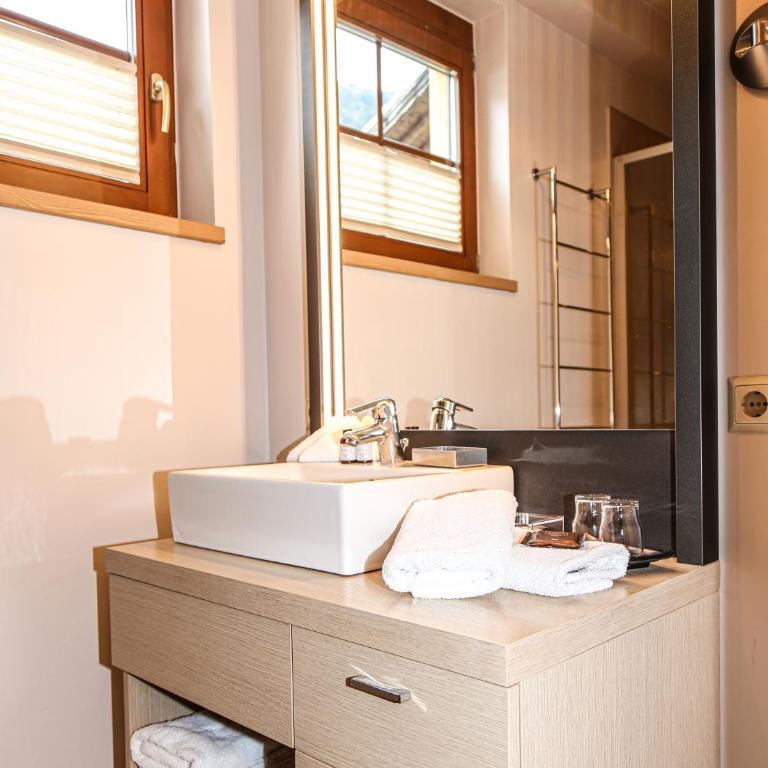 Alpinresort Stubaierhof 4S - Doppelzimmer mit Balkon - 1