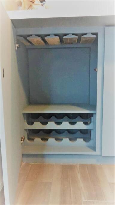 Lovely 1 Bedroom Apartment w/private Parking - One-Bedroom Apartment - 24