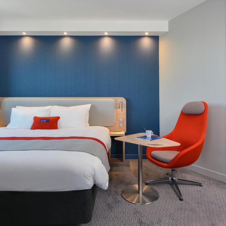 Holiday Inn Express - Rouen Centre - Rive Gauche by IHG - Chambre Lit Queen-Size Standard - Accessible aux Personnes à Mobilité Réduite avec Petit-Déjeuner Gratuit - 1