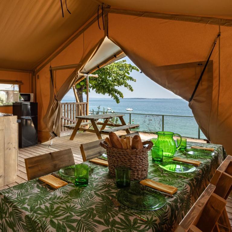 Village & Glamping Riva Blu - Großes Zelt mit Seeblick - 15