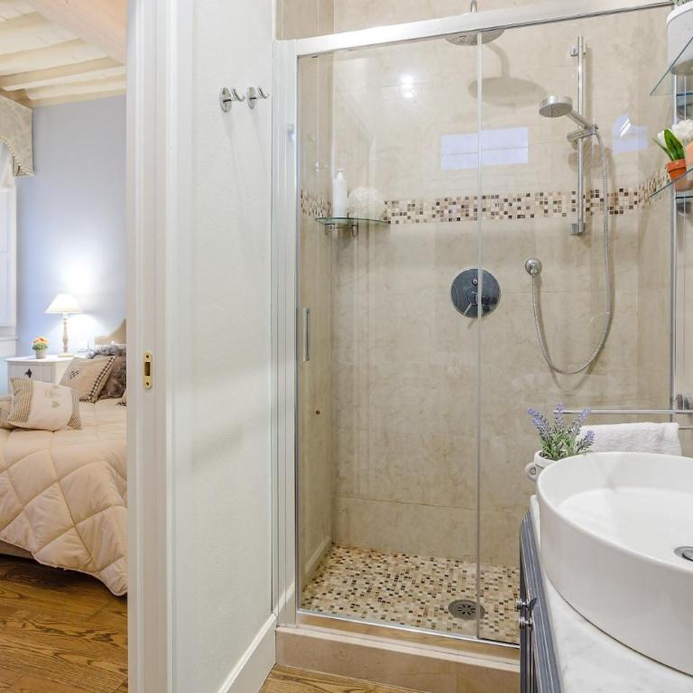 Casa Raffa, 2 Bedrooms 2 Bathrooms Romantic Apartment with Terrace and Parking in Lucca - Appartamento con 2 Camere da Letto - 16