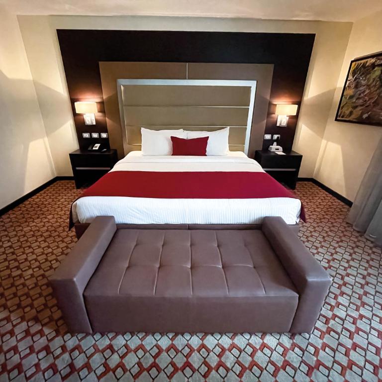 Waldorf Hotel - Deluxe King Room - 1