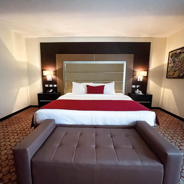 Waldorf Hotel - Deluxe King Room - 2