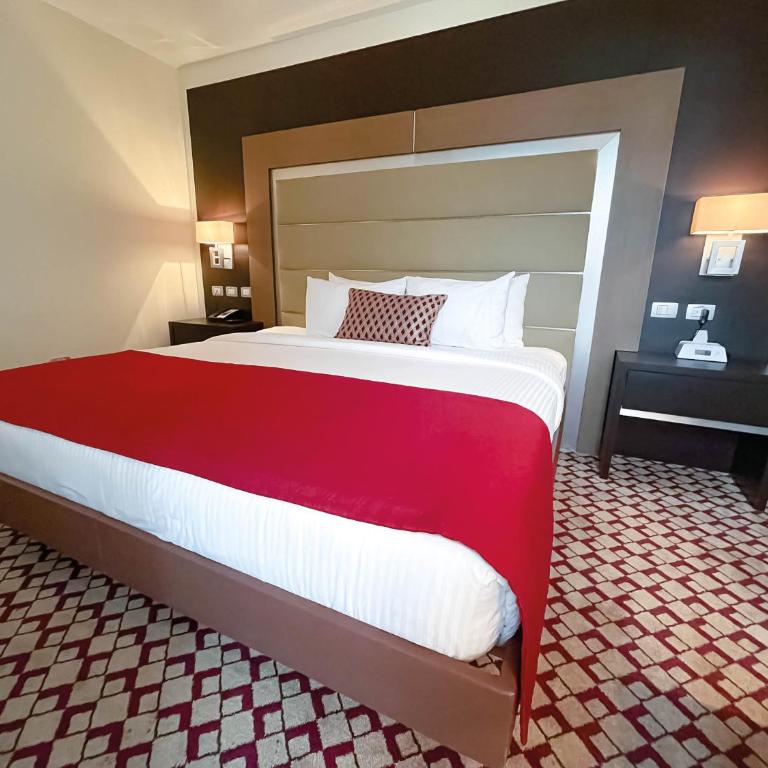 Waldorf Hotel - Deluxe Room - 4
