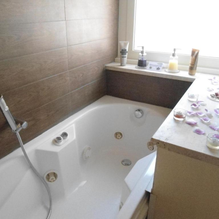 Aida Charming Rooms - Chambre Double avec Bain à Remous et Balcon - 4