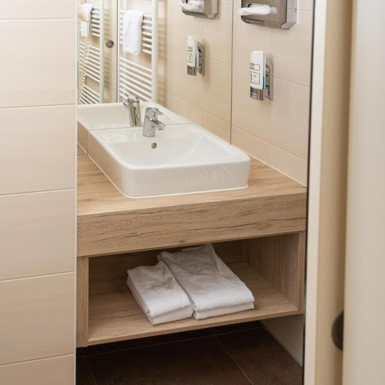 Burg Rooms - 24h Self-Check-in - Deluxe Doppel-/Zweibettzimmer mit Balkon - 2