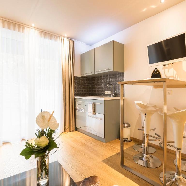 Room 4 & 5 Apartments - Deluxe Apartment mit separatem Schlafzimmer, Terrasse und direktem Zugang zum Pool - 2