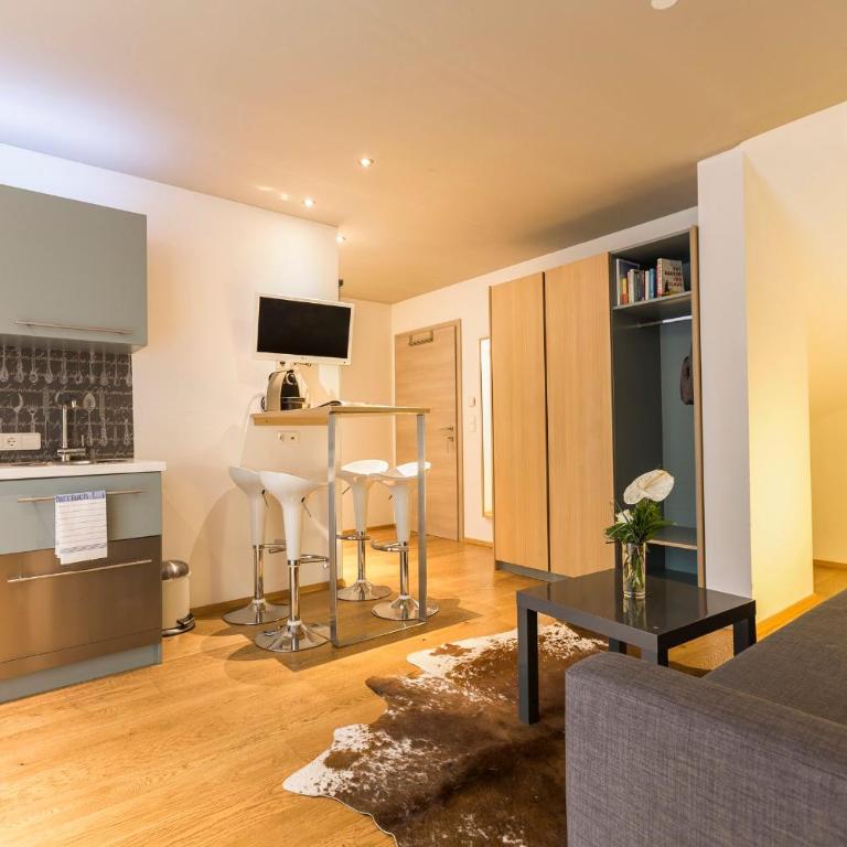 Room 4 & 5 Apartments - Deluxe Apartment mit separatem Schlafzimmer, Terrasse und direktem Zugang zum Pool - 4