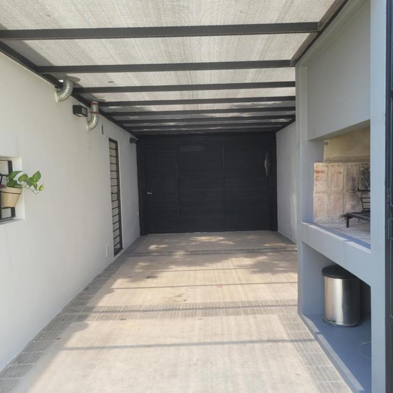 GRAN DUPLEX DE CATEGORÍA - cochera y patio - Exc ubicación en zona norte, barrio tranquilo - Bien próximo al Sanatorio Allende, Kempes y Univ Siglo XXI - Cerca de restaurantes y bares- Salida rápida al Aeropuerto, centro y las sierras - Dúplex - 12