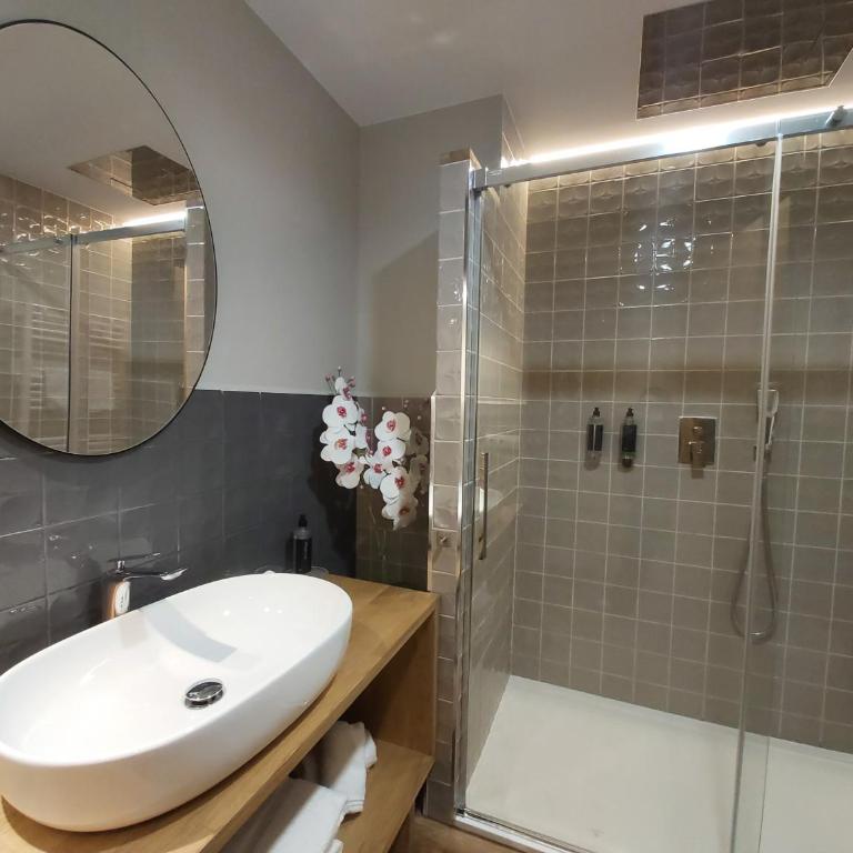 Habital Suites - Camera King Deluxe - 13
