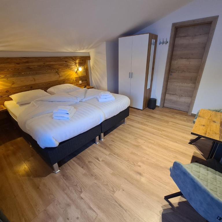 Hotel Pension Annerlhof - Vierbettzimmer mit Balkon - 3