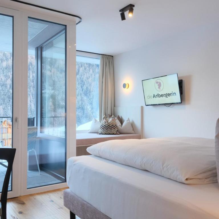 Hotel Die Arlbergerin - Zimmer mit Kingsize-Bett und Bergblick - 8
