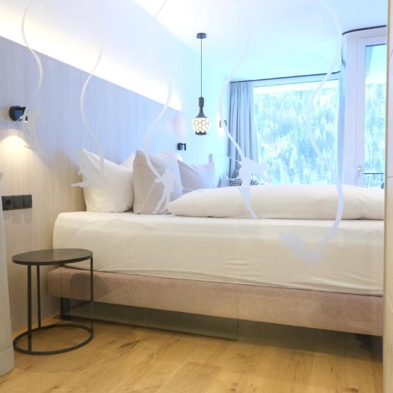 Hotel Die Arlbergerin - Zimmer mit Kingsize-Bett und Bergblick - 6