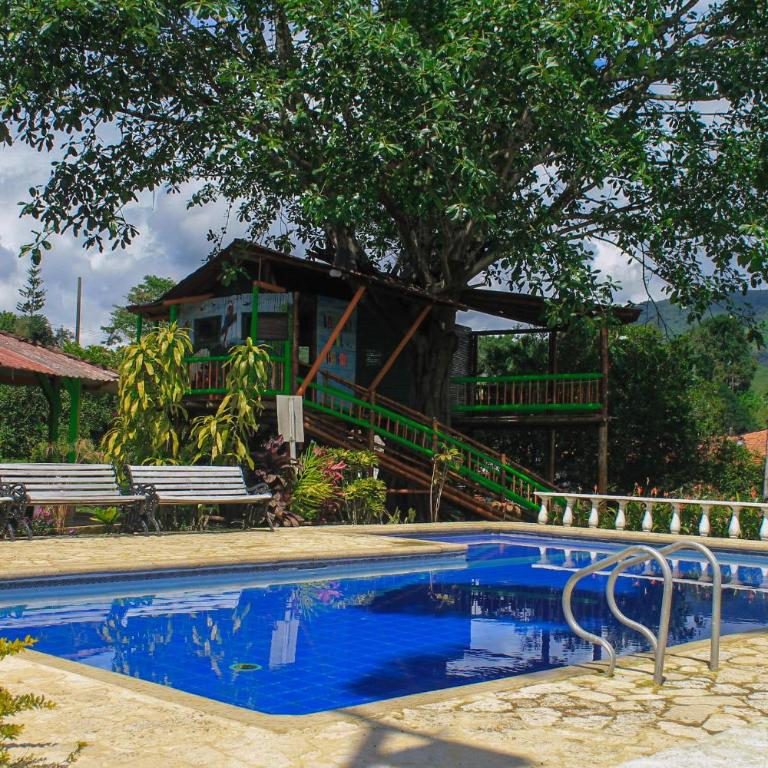 Room with 1 double bed and 2 single beds - Quadruple Room - 16