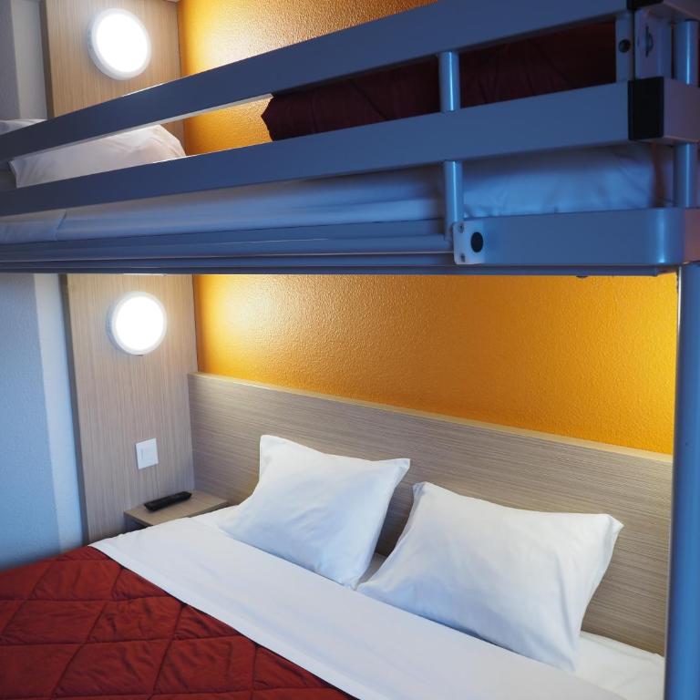Premiere Classe Saumur - Chambre Triple (1 Lit Double et 1 Lit Simple) - 4