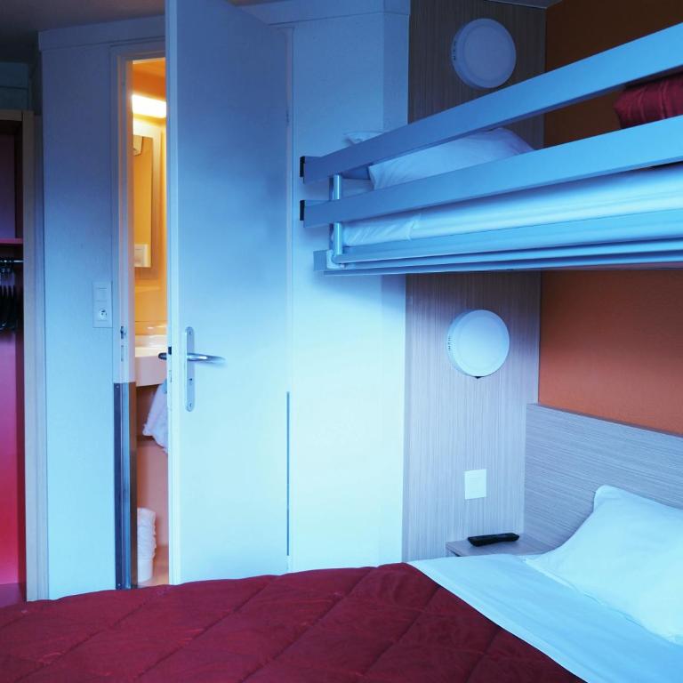Premiere Classe Saumur - Chambre Triple (1 Lit Double et 1 Lit Simple) - 8