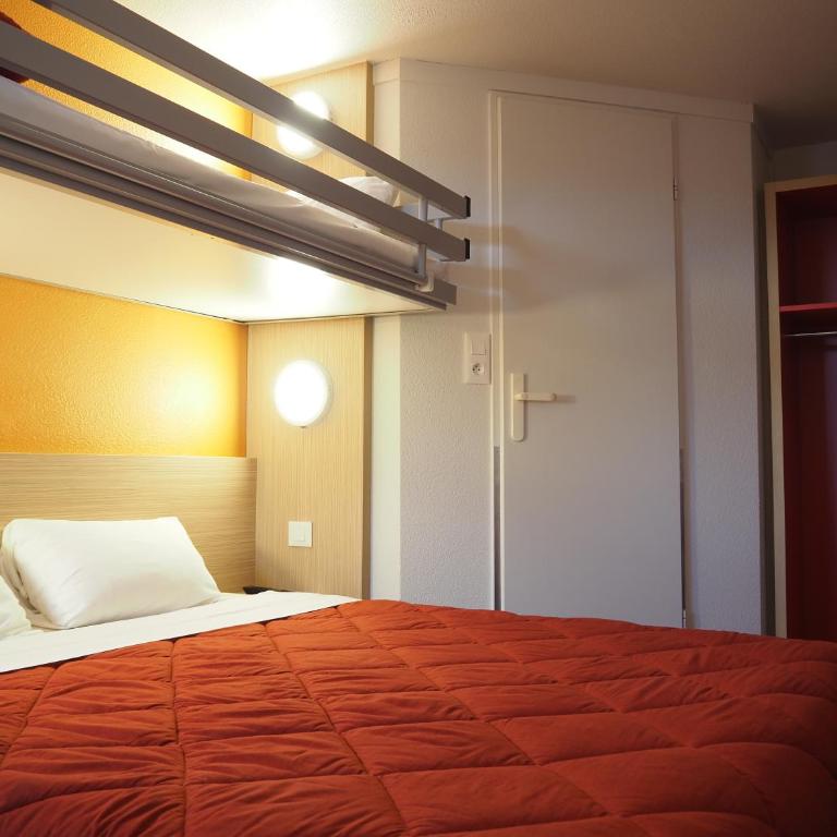 Premiere Classe Saumur - Chambre Triple (1 Lit Double et 1 Lit Simple) - 10