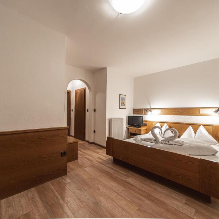 Hotel Fines - Camera Matrimoniale con Balcone - 11
