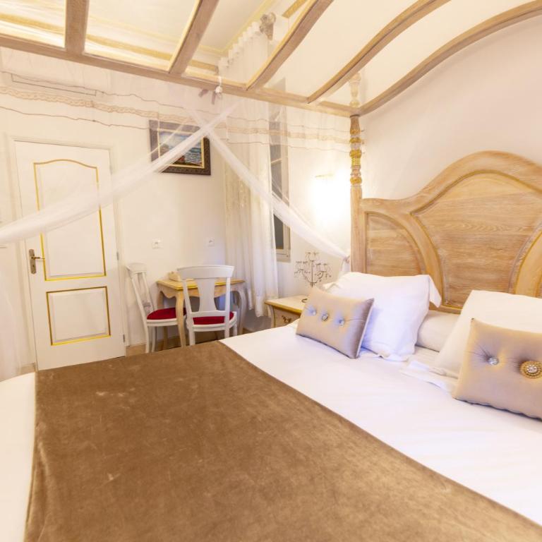 Chambre a Baldaquin Maison de L'Église Du couvent - Chambre Double avec Salle de Bains Privative - 1