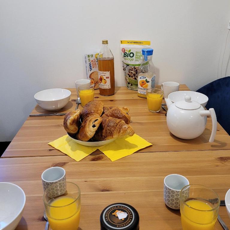 L établissement LA PLAGE A 2 PAS vous propose, 3 Appartements DEUX chambres, 1 appartement une pièce , NETFLIX, lits faits à votre arrivée, serviettes de toilette, Ménage, Wifi, en hyper centre ,Plage à 100m, BOX à Vélos, paiement 3 fois sans frais - Appartement 2 Chambres - 8
