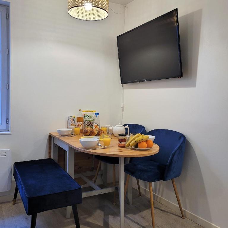 L établissement LA PLAGE A 2 PAS vous propose, 3 Appartements DEUX chambres, 1 appartement une pièce , NETFLIX, lits faits à votre arrivée, serviettes de toilette, Ménage, Wifi, en hyper centre ,Plage à 100m, BOX à Vélos, paiement 3 fois sans frais - Appartement 2 Chambres - 7