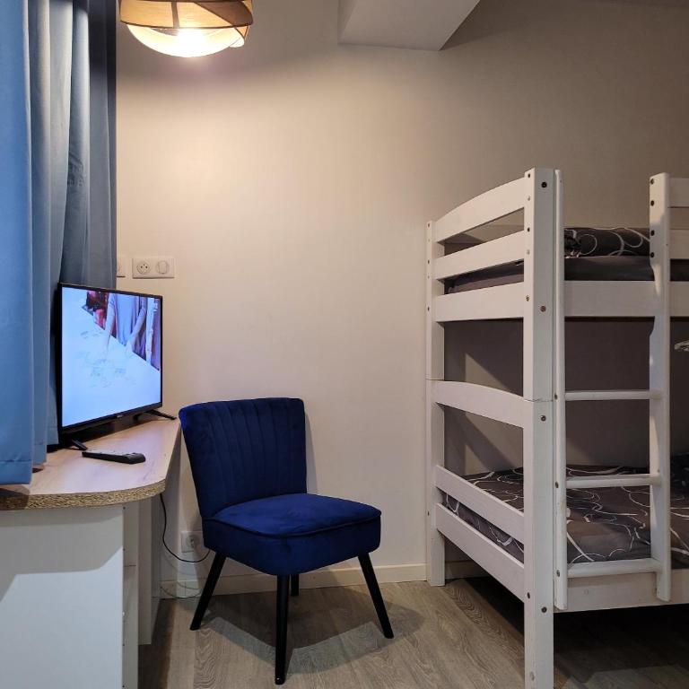 L établissement LA PLAGE A 2 PAS vous propose, 3 Appartements DEUX chambres, 1 appartement une pièce , NETFLIX, lits faits à votre arrivée, serviettes de toilette, Ménage, Wifi, en hyper centre ,Plage à 100m, BOX à Vélos, paiement 3 fois sans frais - Appartement 2 Chambres - 15