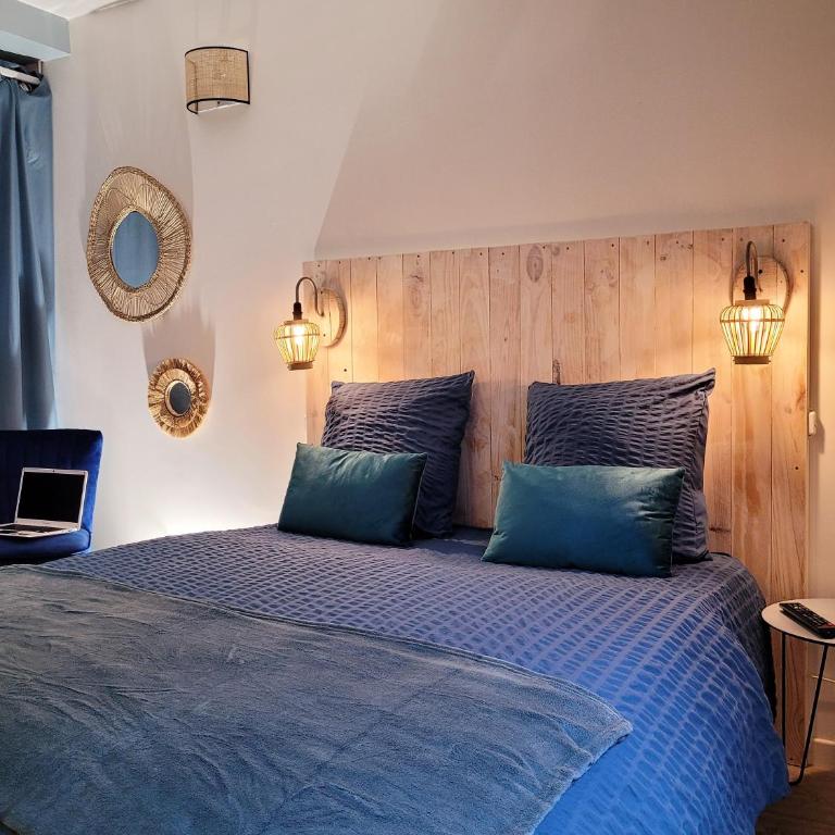 L établissement LA PLAGE A 2 PAS vous propose, 3 Appartements DEUX chambres, 1 appartement une pièce , NETFLIX, lits faits à votre arrivée, serviettes de toilette, Ménage, Wifi, en hyper centre ,Plage à 100m, BOX à Vélos, paiement 3 fois sans frais - Appartement 2 Chambres - 13
