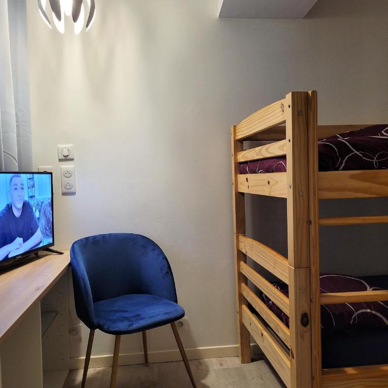L établissement LA PLAGE A 2 PAS vous propose, 3 Appartements DEUX chambres, 1 appartement une pièce , NETFLIX, lits faits à votre arrivée, serviettes de toilette, Ménage, Wifi, en hyper centre ,Plage à 100m, BOX à Vélos, paiement 3 fois sans frais - Appartement 2 Chambres - 13