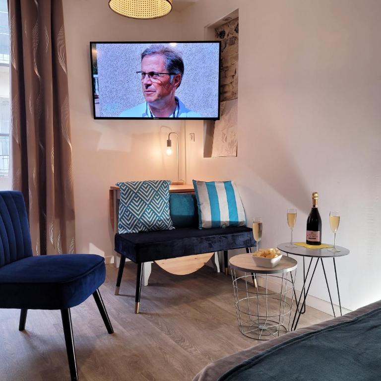 L établissement LA PLAGE A 2 PAS vous propose, 3 Appartements DEUX chambres, 1 appartement une pièce , NETFLIX, lits faits à votre arrivée, serviettes de toilette, Ménage, Wifi, en hyper centre ,Plage à 100m, BOX à Vélos, paiement 3 fois sans frais - Appartement 2 Chambres - 5