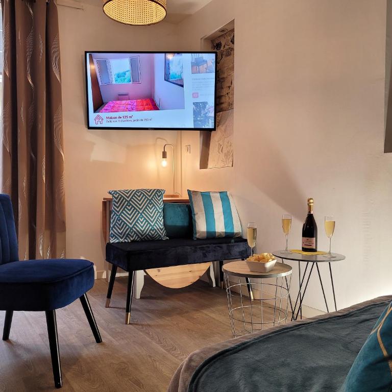 L établissement LA PLAGE A 2 PAS vous propose, 3 Appartements DEUX chambres, 1 appartement une pièce , NETFLIX, lits faits à votre arrivée, serviettes de toilette, Ménage, Wifi, en hyper centre ,Plage à 100m, BOX à Vélos, paiement 3 fois sans frais - Appartement 2 Chambres - 1