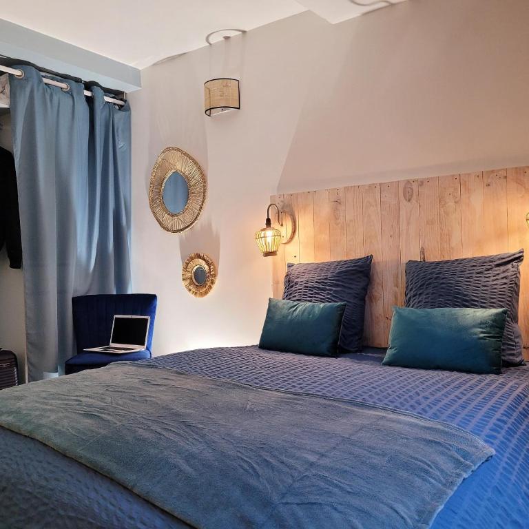 L établissement LA PLAGE A 2 PAS vous propose, 3 Appartements DEUX chambres, 1 appartement une pièce , NETFLIX, lits faits à votre arrivée, serviettes de toilette, Ménage, Wifi, en hyper centre ,Plage à 100m, BOX à Vélos, paiement 3 fois sans frais - Appartement 2 Chambres - 14