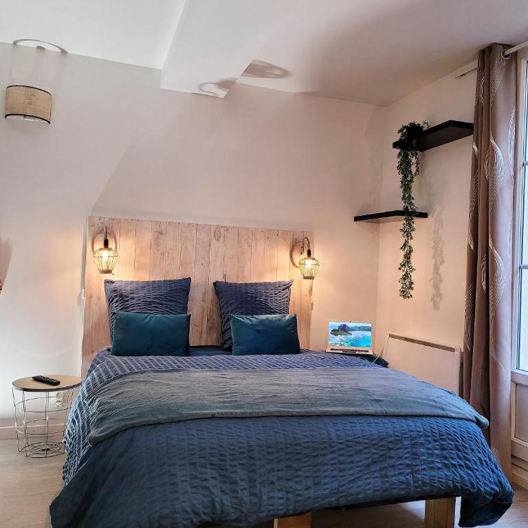 L établissement LA PLAGE A 2 PAS vous propose, 3 Appartements DEUX chambres, 1 appartement une pièce , NETFLIX, lits faits à votre arrivée, serviettes de toilette, Ménage, Wifi, en hyper centre ,Plage à 100m, BOX à Vélos, paiement 3 fois sans frais - Appartement 2 Chambres - 4