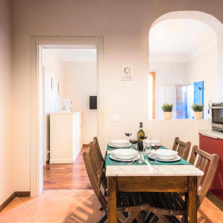 Hostly - La Pera Suite Apartment - 2 Bedrooms, Full Center - Two-Bedroom Apartment - 9