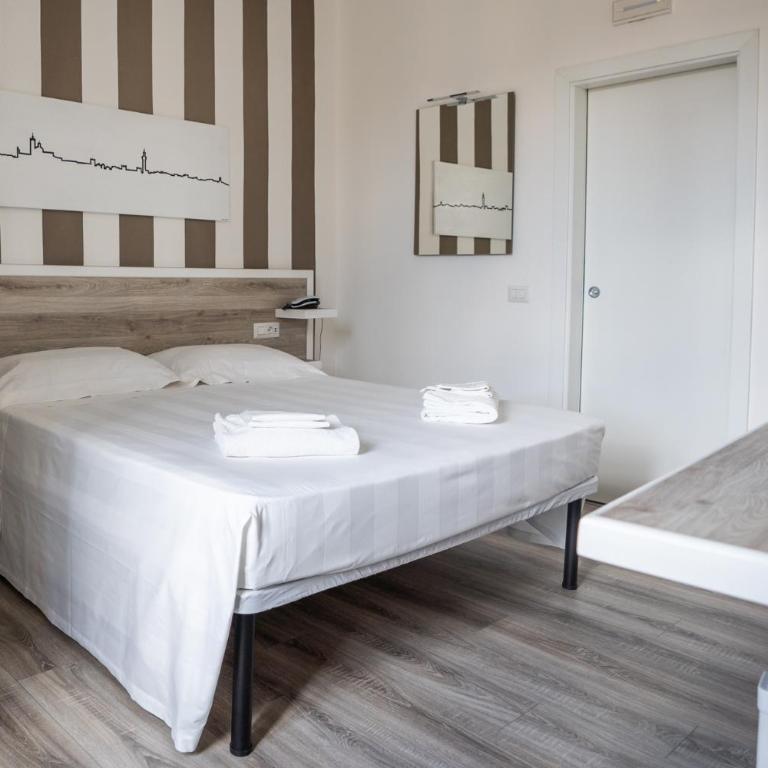 Albergo Centrale - Camera Matrimoniale/Doppia con Letti Singoli - 9