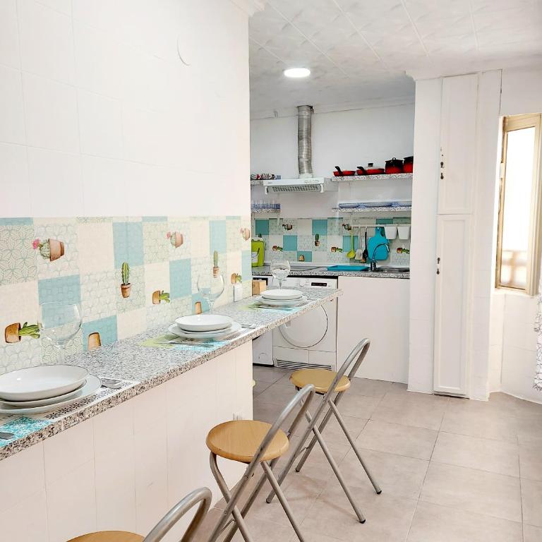 Gloria Host House - Double Room with Private Bathroom and Balcony - 21