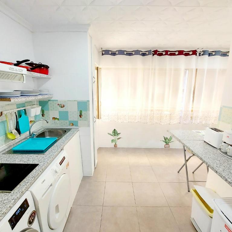 Gloria Host House - Double Room with Private Bathroom and Balcony - 16