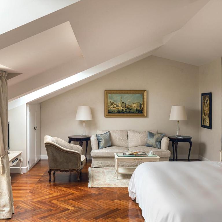 Hotel Cipriani, A Belmond Hotel, Venice - Junior Suite Lagoon View with Balcony or Terrace - 10
