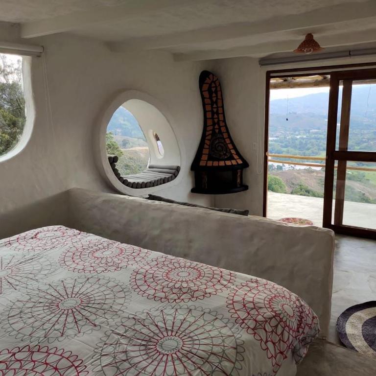 Paraiso de Arcilla - Suite & Glamping - Habitación con cama extragrande y vistas a la montaña - 5