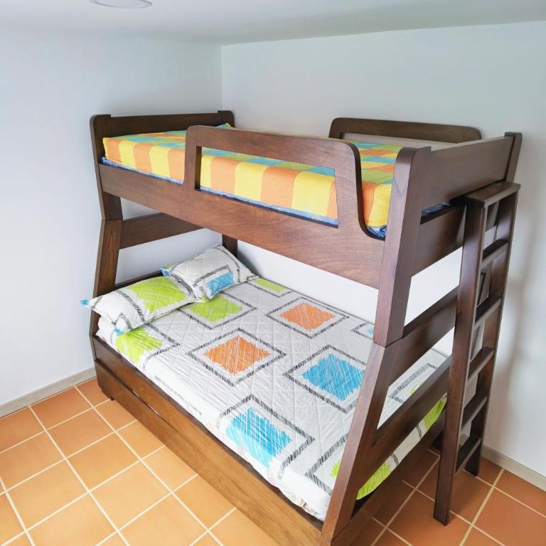 Hermosa casa de campo en GUATAPÉ - Three-Bedroom House - 35