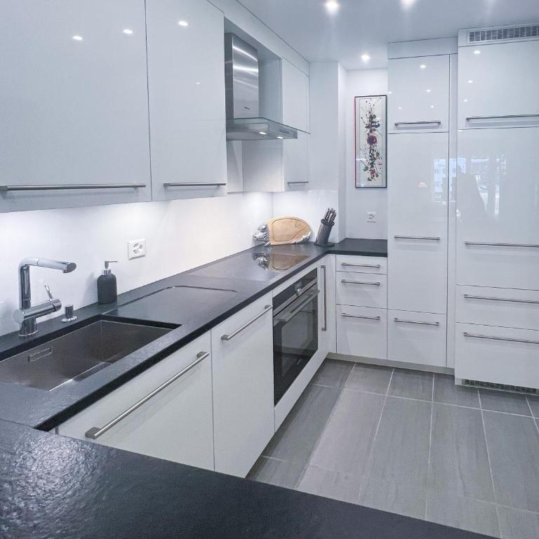 Designer Küche - Südbalkon - TG-Stellplatz - WLAN - One-Bedroom Apartment - 1