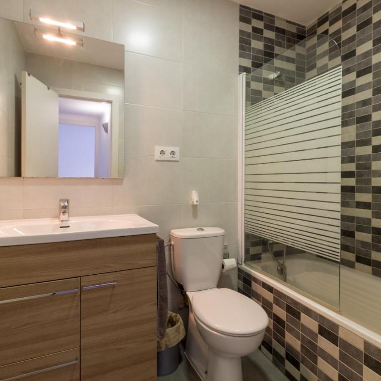 Bed&BCN Park Güell - Three-Bedroom House - 16