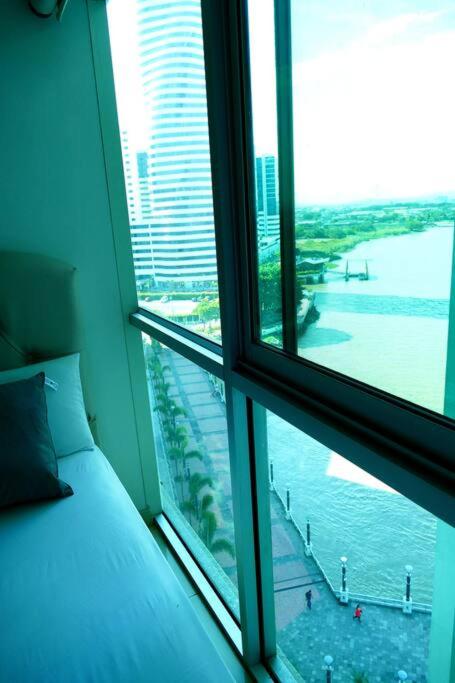 Ecusuites Riverfront l Balcony - One-Bedroom Apartment - 24